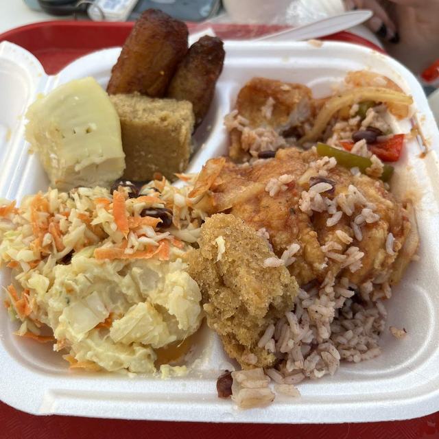 Local plate with plantain and cornbread